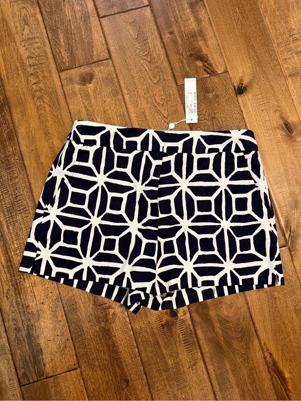 NWT Trina Turk navy white shorts size 6